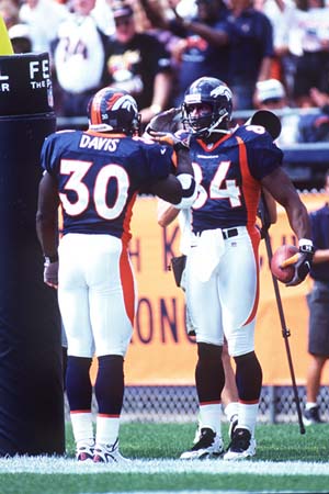 Sharpe(84) and Davis(30) salute after a touchdown